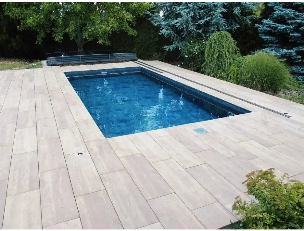 Mästare Plus 4x8 glaspooltäckning med rektangulär blå pool och års garanti