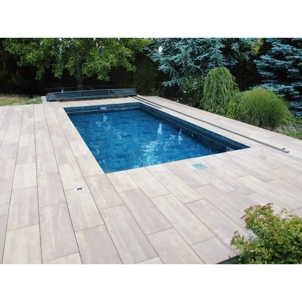 Pooltak Mästare PLUS 4×8 med klarblått vatten och trädeck