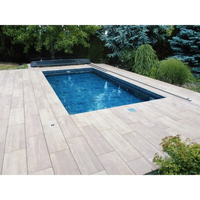 Pooltak Mästare PLUS 4×8 med klarblått vatten och trädeck