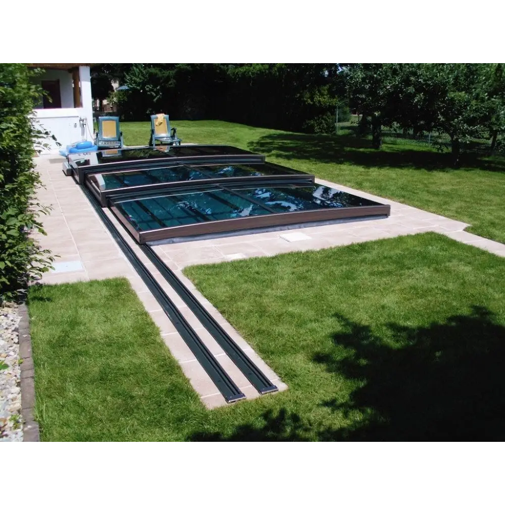 Mästare Plus pooltak med enkelskena i svart ram på stenaltan