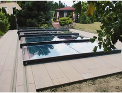 Pooltak Mästare Plus med modern svart ram och reflekterande glastak