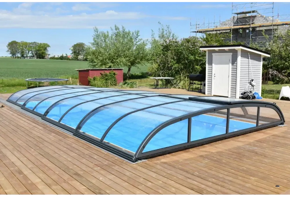 Blått glas pooltak Nivo Kit 1060B med modern bågad täckning och svart ram
