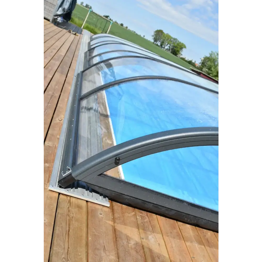 Svart valvande pooltak 4x10 med klarglaspaneler och sidodörr