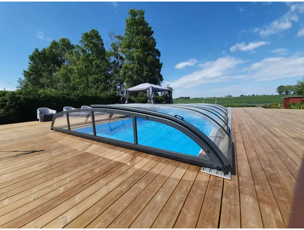 Modern bågad pooltäckning i glas med svart ram för Pooltak Nivo Kit 1060B
