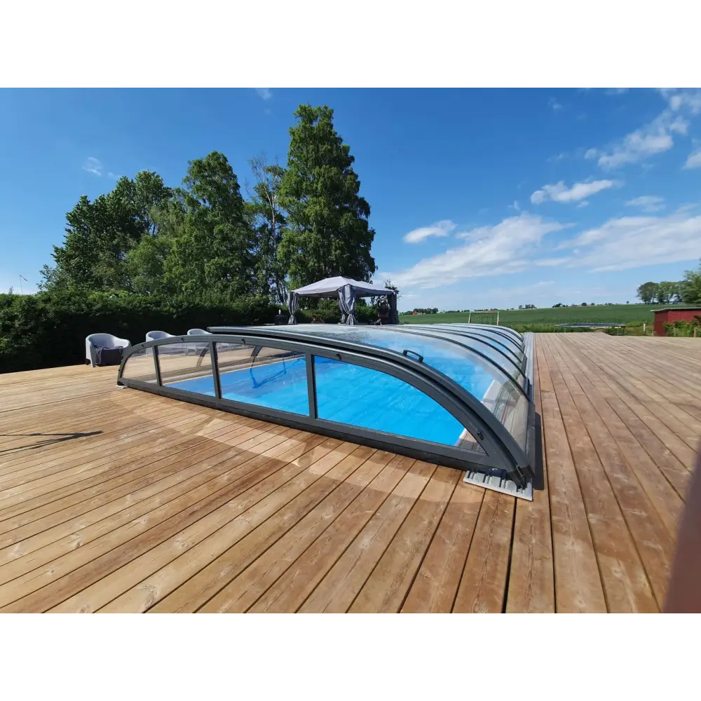 Modern pooltak 4x10 med böjd klarglas och svart ram för pool