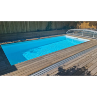 Rektangulärt pooltak 4x10 med klart blått vatten, trädeck och klarglas