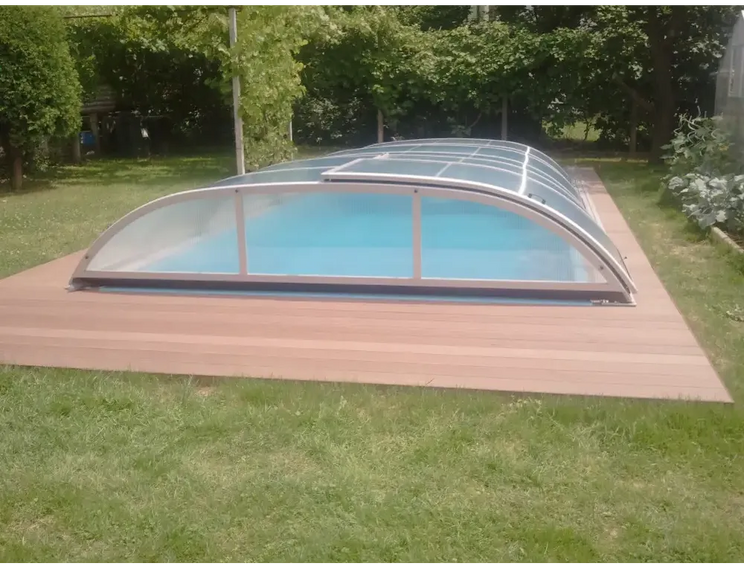 Pooltak NIVO KIT 1060WC 4×10 ELOX böjd glasöverdrag med silverram över blå pool