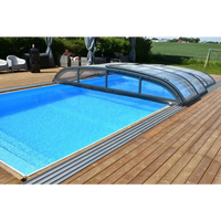 Blå inground pool med pooltak NIVO KIT 650B 3x6 klarglas och sidodörr på trätrall