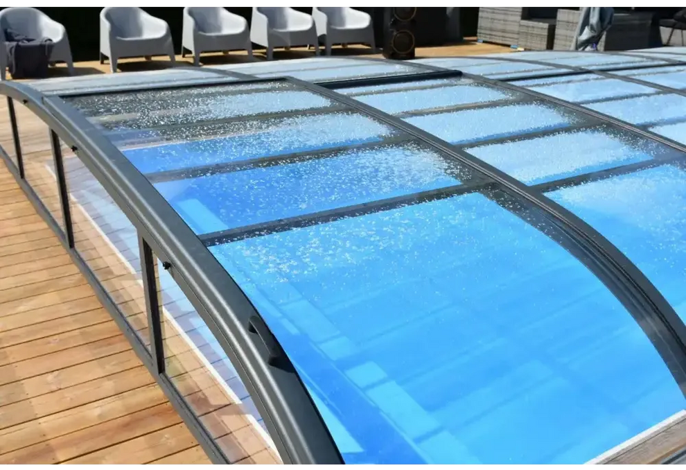 Modern Pooltak Nivo Kit 650B med transparenta blåtonade paneler