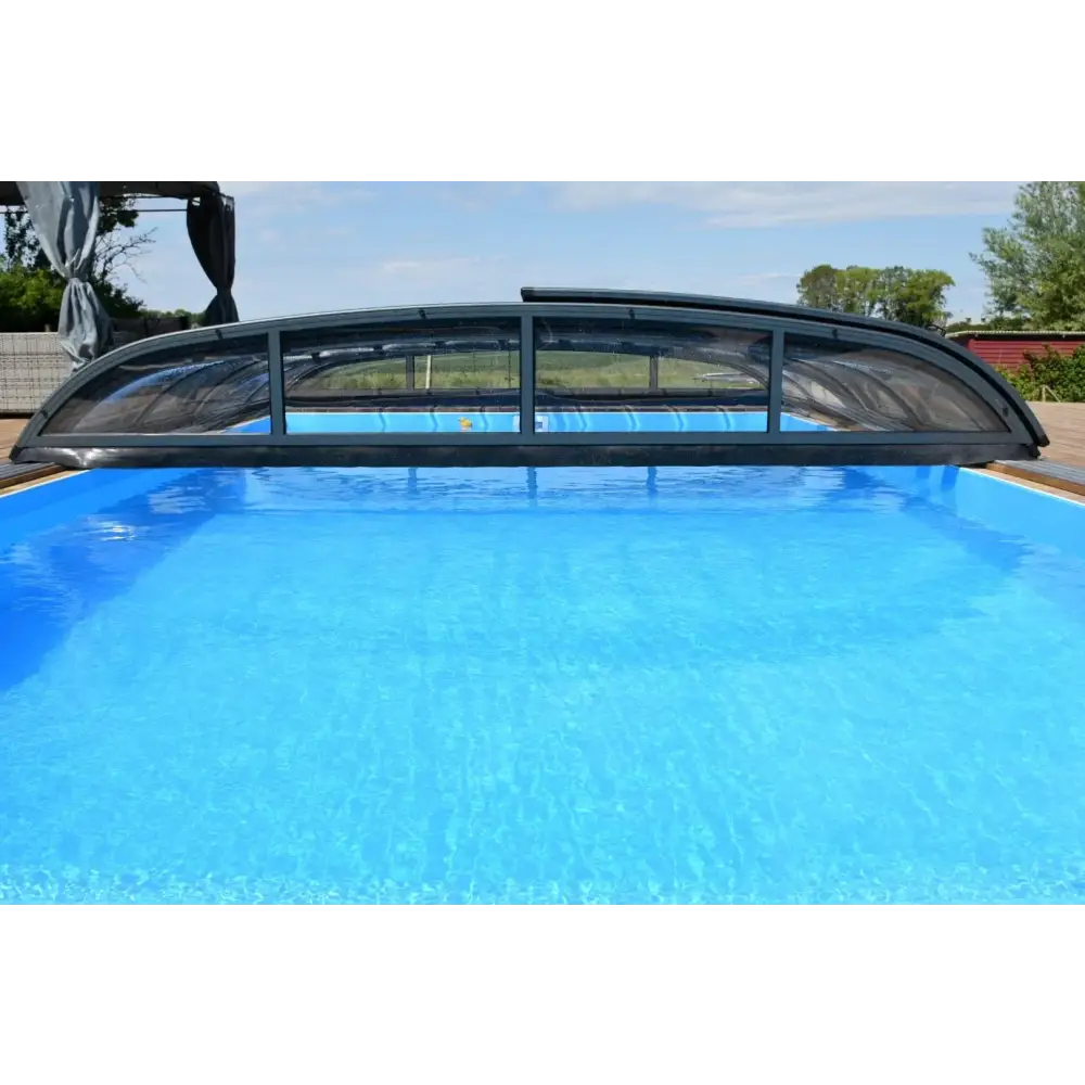 Svart valvande pooltak 3x6 NIVO KIT 650B med klarglas och sidodörr över blå pool