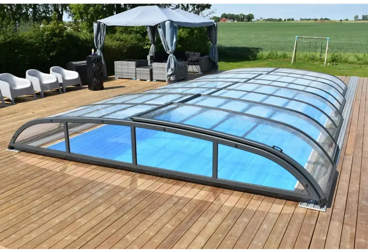 Modern pooltak Nivo Kit 650B med kurvat glas och svart ram för pooler