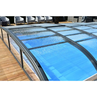 Curved black-framed transparent glass pooltak NIVO KIT 750B med blåtonade paneler