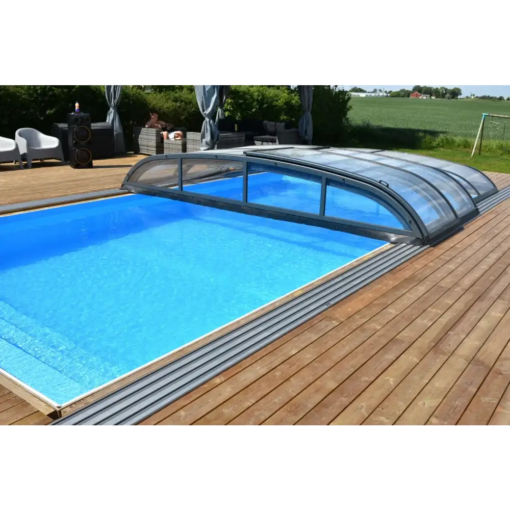 Blå inground pool med Pooltak NIVO KIT 750B klarglas och sidodörr på trädeck