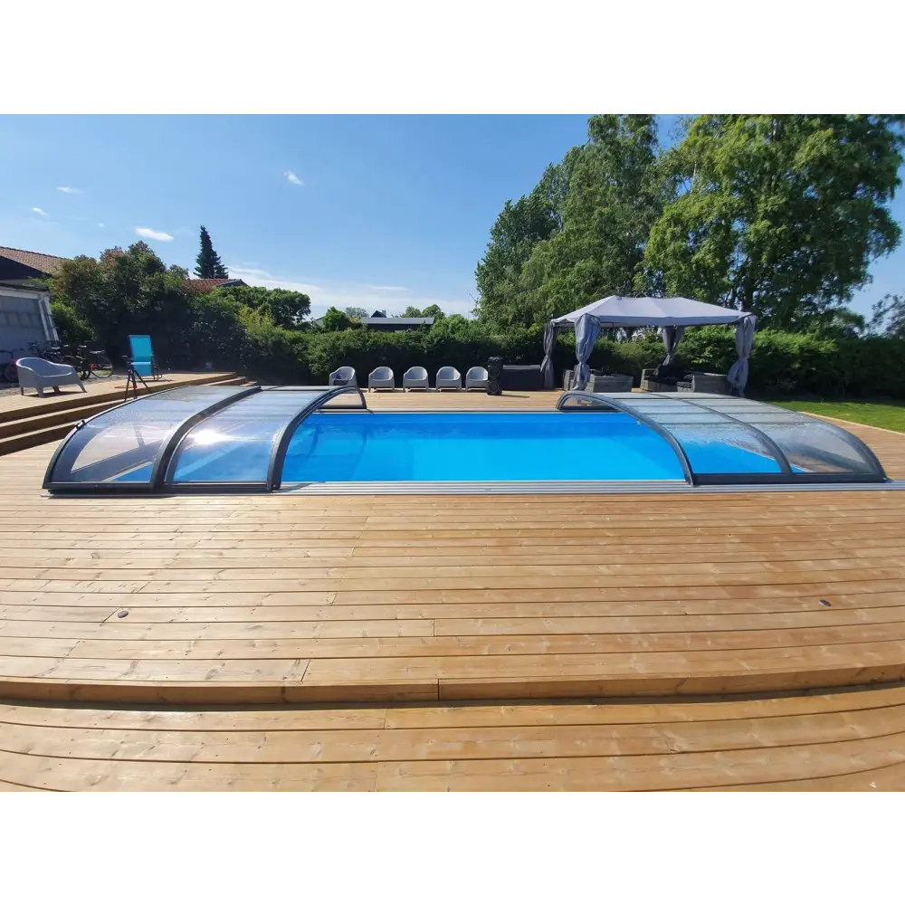 Blå pool med pooltak 4x8 i klarglas och sidodörr på trädeck