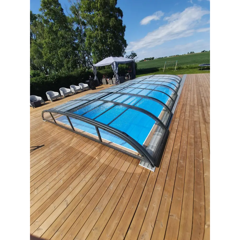 Pooltak NIVO KIT 860ms wide med okrossbar polykarbonat och pooltak över blå pool