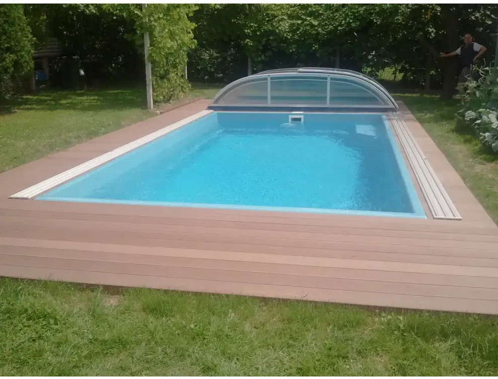 Pooltak NIVO KIT 860WC 4×8 rektangulärt med klart blått vatten och trädäck