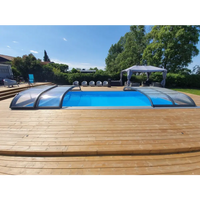 Blå pool med transparent böjt pooltak NIVO KIT 960B 4x9 klarglas och sidodörr på trätrall