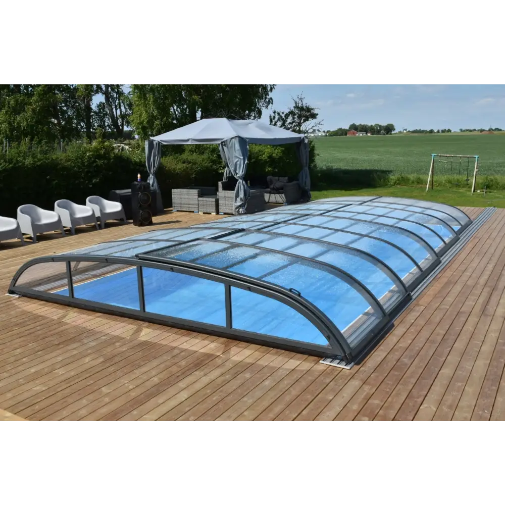 Modern pooltak NIVO KIT 960B med klarglas och sidodörr över blå pool