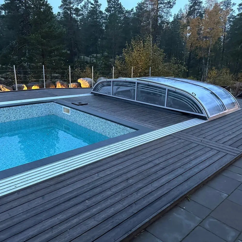 Pooltak NIVO KIT 960B 4×9 med klarglas, sidodörr, trappa och pooltak över pool