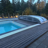 Pooltak NIVO KIT 960B 4×9 med klarglas, sidodörr, trappa och pooltak över pool