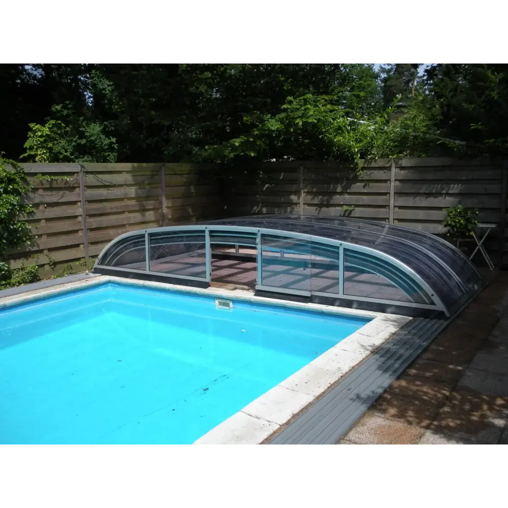 Böjd glas pooltak NIVO KIT B 5x10 med silverram över blå pool