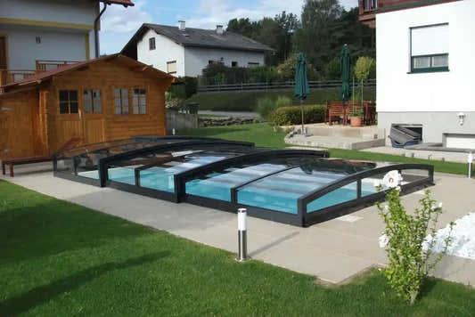 Pooltak Special med svart ram och böjd glasdesign för pool