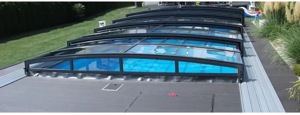Pooltaket special med RAL7016 antracit profiler och transparenta paneler