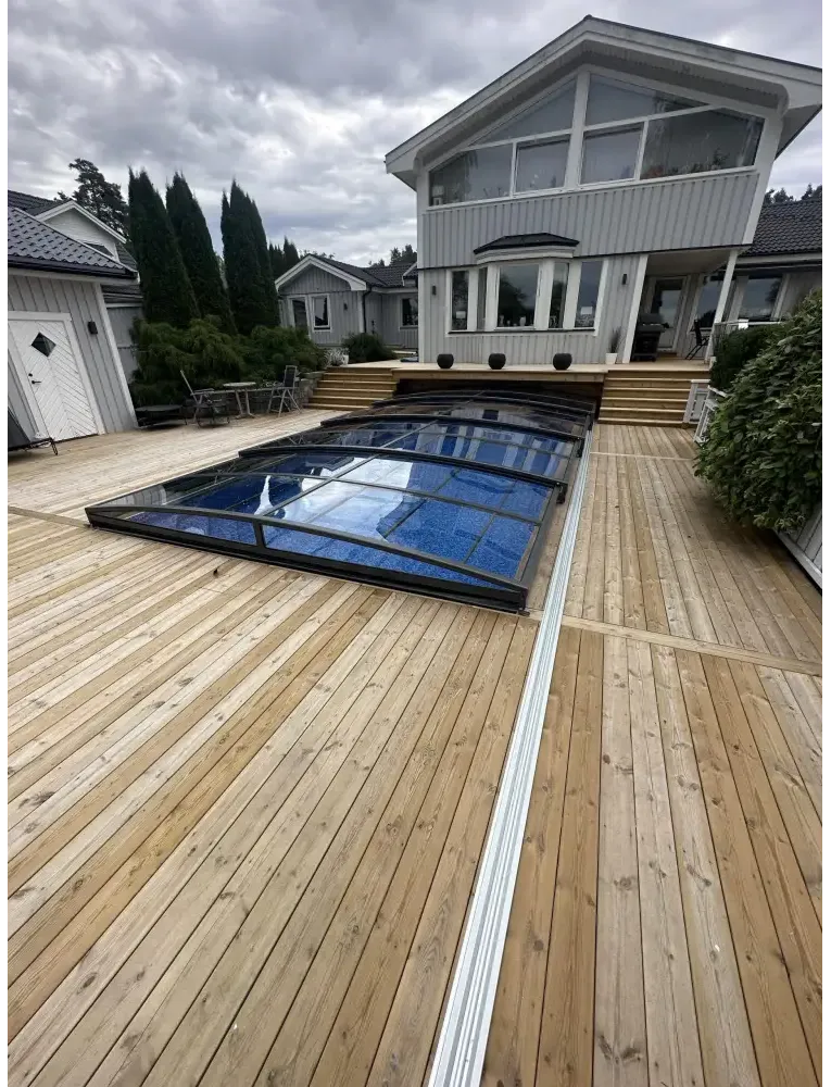 Elegant pooltak Sydney med transparent glas och svart ram över pool