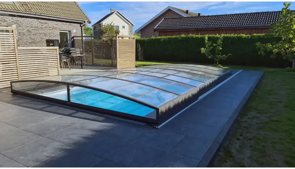 Elegant pooltak Sydney med böjd glas och svart ram för poolskydd och flexibilitet