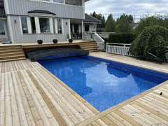 Funktionellt pooltak Sydney med blå mosaik och trädäck för modern pool
