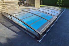 Funktionellt pooltak Sydney med modern svart ram och glas