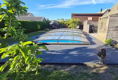 Funktionellt pooltak Sydney över modern pool med blåvatten
