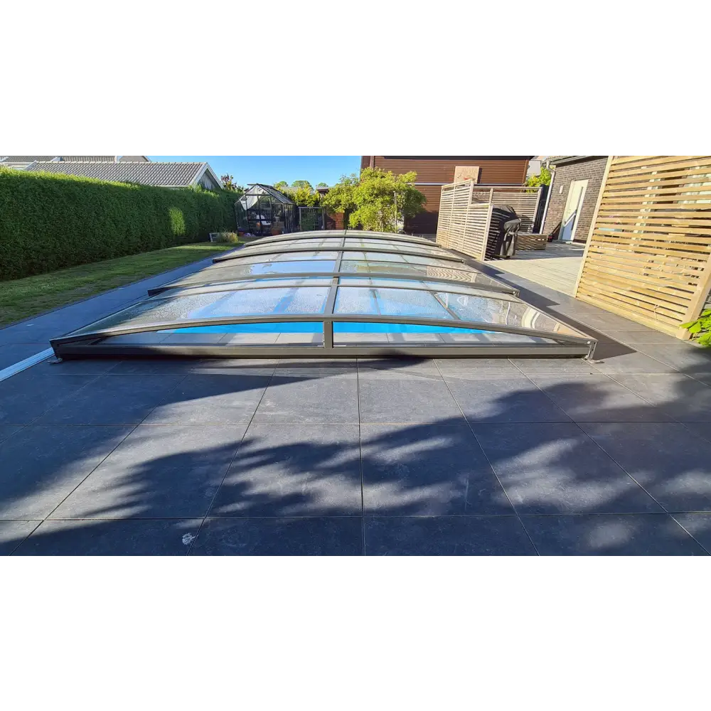 Modern pooltak med valvande glas och antracit ram för Pooltak Sydney 3.5×4.2 ena sidan
