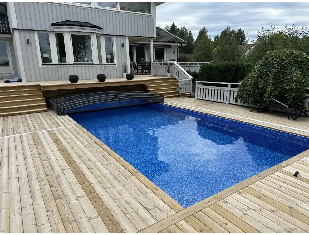 Elegant pooltak Sydney med enkelskena antracit, blå mosaik och trädeck