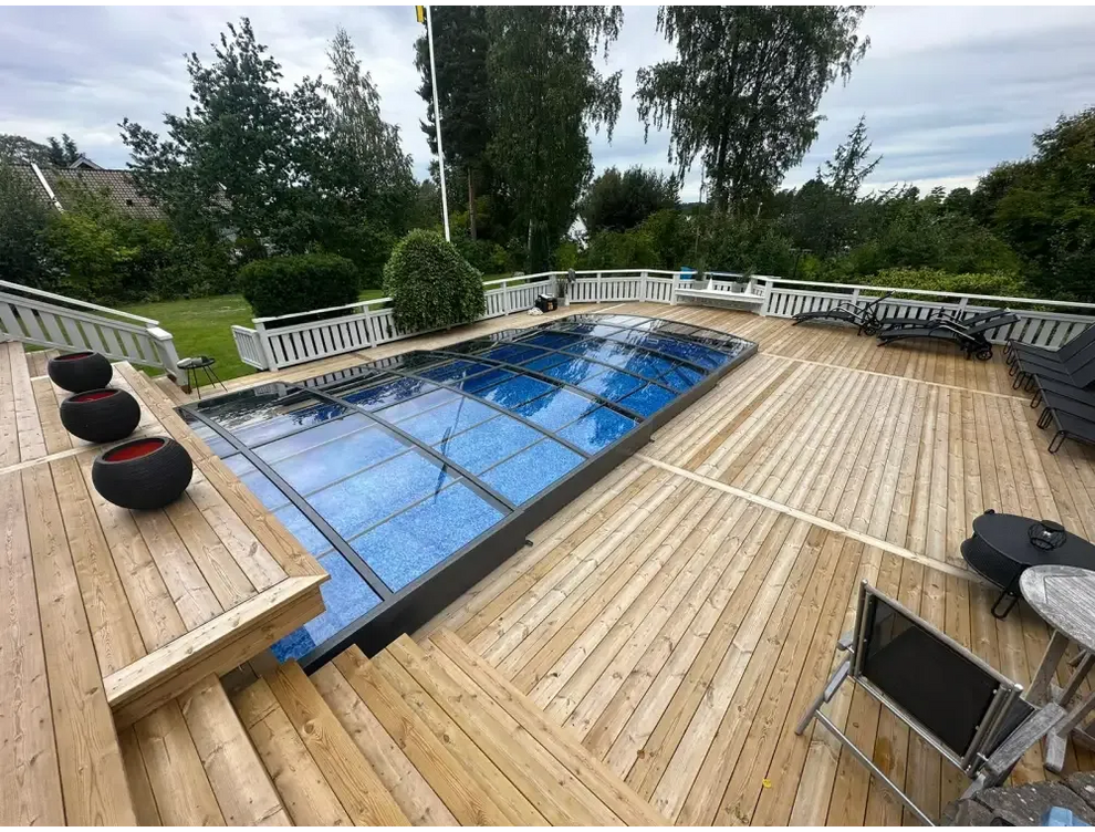 Elegant pooltak Sydney med enkelskena antracit, blå glas med svart ram på trädäck