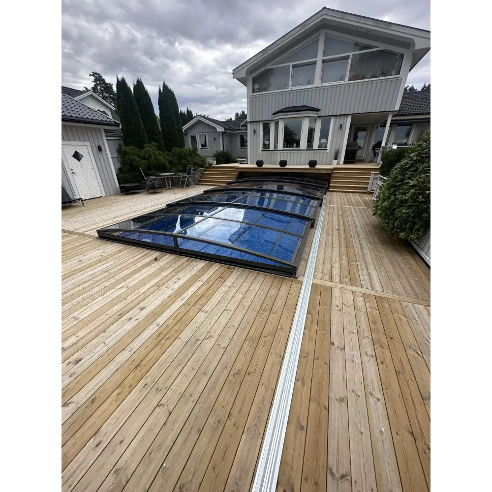 Elegant transparent pooltak Pooltak Sydney 3.5×8 med antracit enkelskena över pool på trädäck