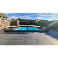 Sleek Pooltak Sydney 3.5×8 med antracit enkelskena över blå pool, ena sidan öppen