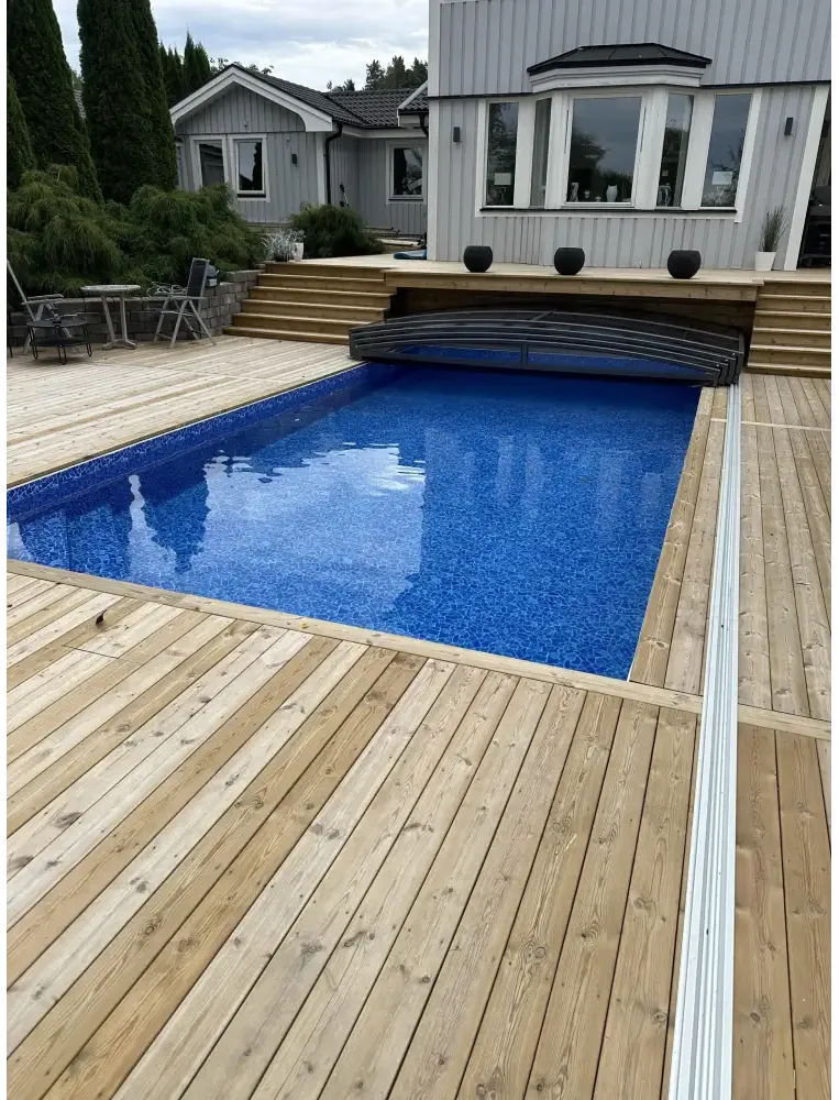 Elegant pooltak Sydney med enkelskena antracit i blå mosaik