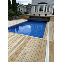 Pooltak Sydney 3.5×8 med blå mosaikplattor, antracit enkelskena, pool omgiven av trädäck