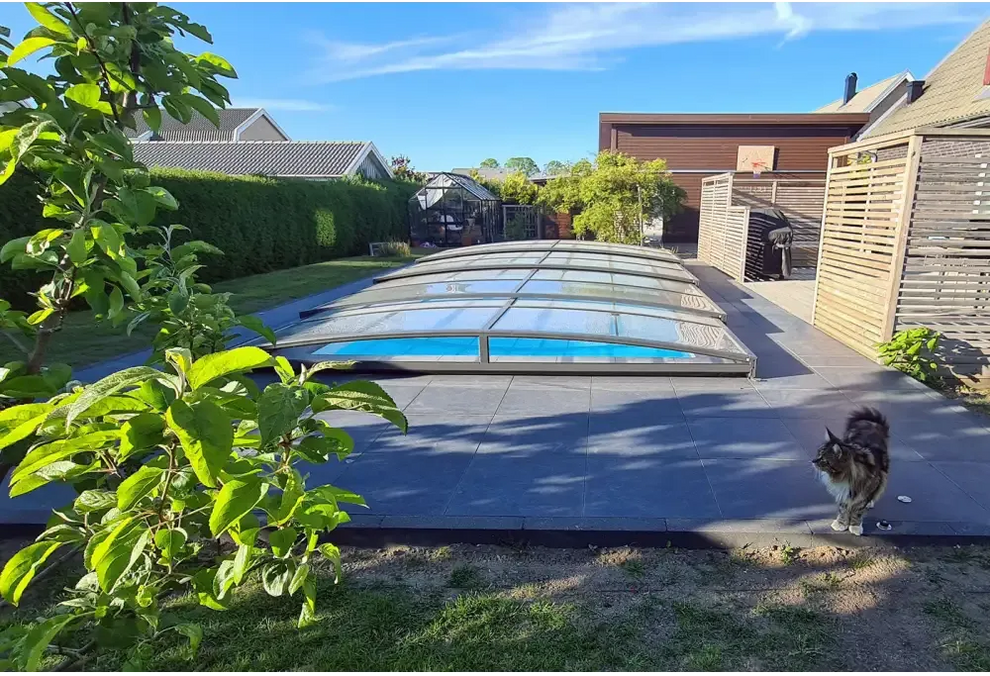Elegant pooltak Sydney med enkelskena antracit över blå pool