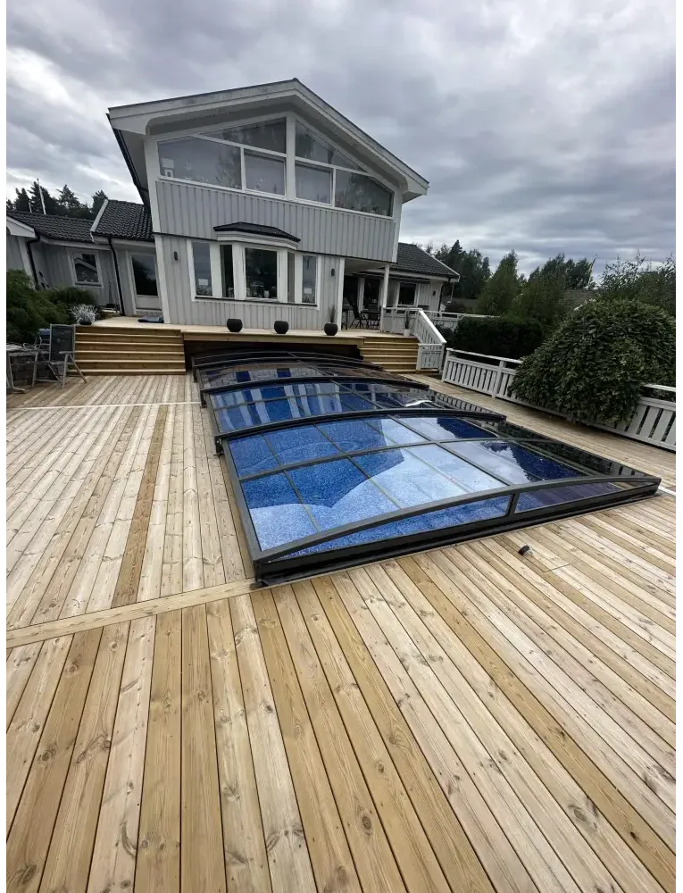 Elegant pooltak Sydney med enkelskena antracit i blått glas med svart ram på trädeck