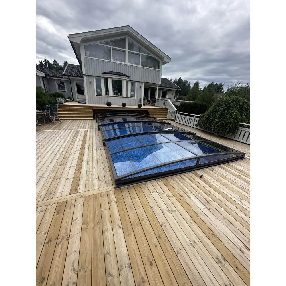 Blått glas Pooltak Sydney 3.5×8 med antracit ram på trädeck, ena sidan