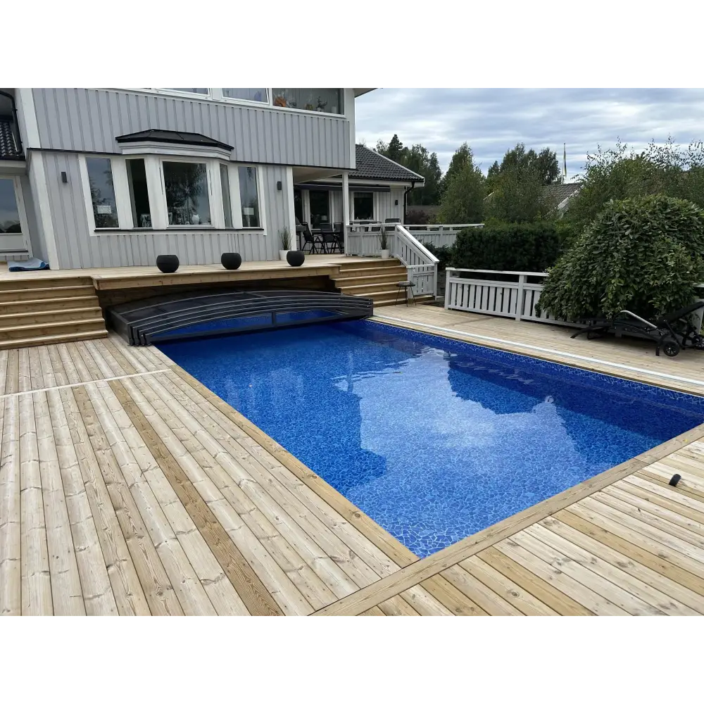 Rektangulär Sydney 3x5 pool med blå mosaikplattor och trädäck ena sidan