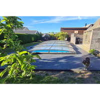 Sleek Pooltak Sydney 3×5 poolskydd med enkelskena i antracit över blå poolvatten