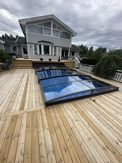Elegant Pooltak Sydney 3x5 med blå glas och svart ram på trädeck
