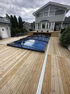 Elegant Pooltak Sydney 3x5 i transparent glas över pool på trädäck
