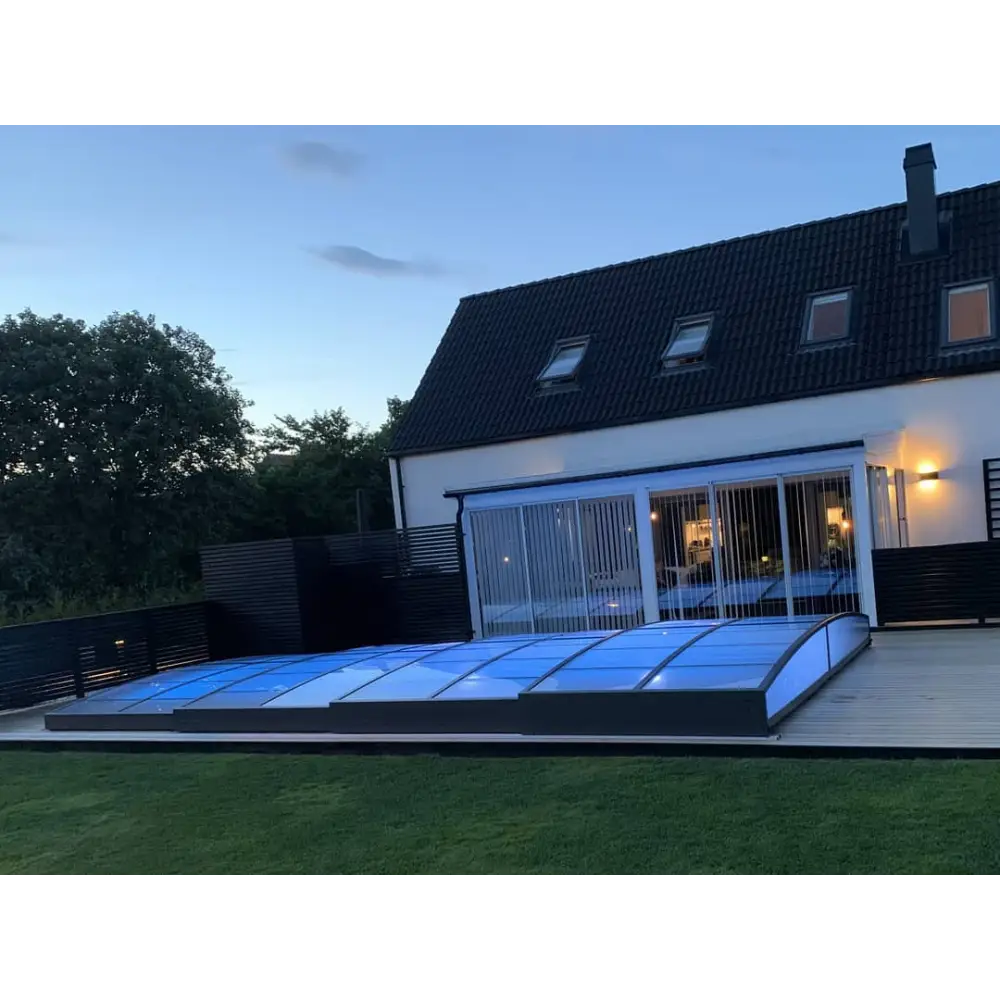 Modern Pooltak Sydney 3×5 med blåtonad glasveranda, svart ram och kurvade kanter