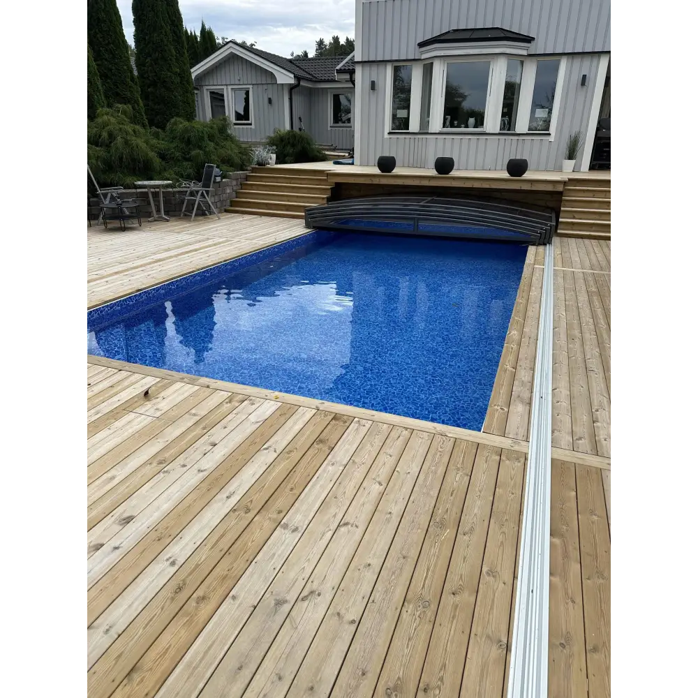 Pooltak Sydney 3x5 med blå mosaik, trädeck och antracit ena sidan pool