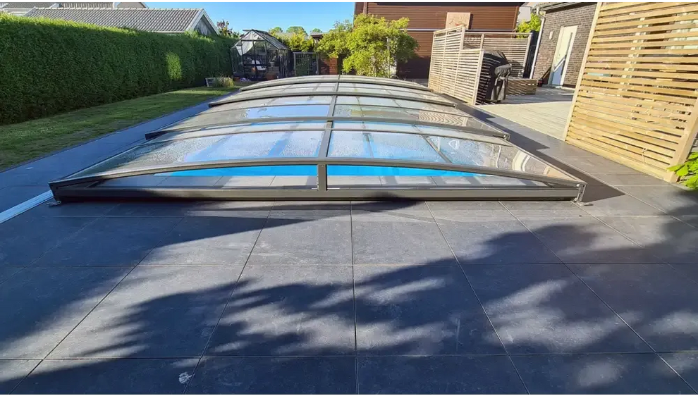 Modern pooltak Sydney med enkelskena antracit på ena sidan