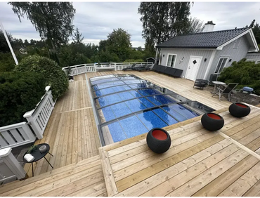Pooltak Sydney med enkelskena antracit ena sidan, rektangulärt med glas och blåvatten på trädeck
